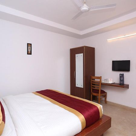 Capital O 12807 Amaira Hotel And Banquets 诺伊达 外观 照片