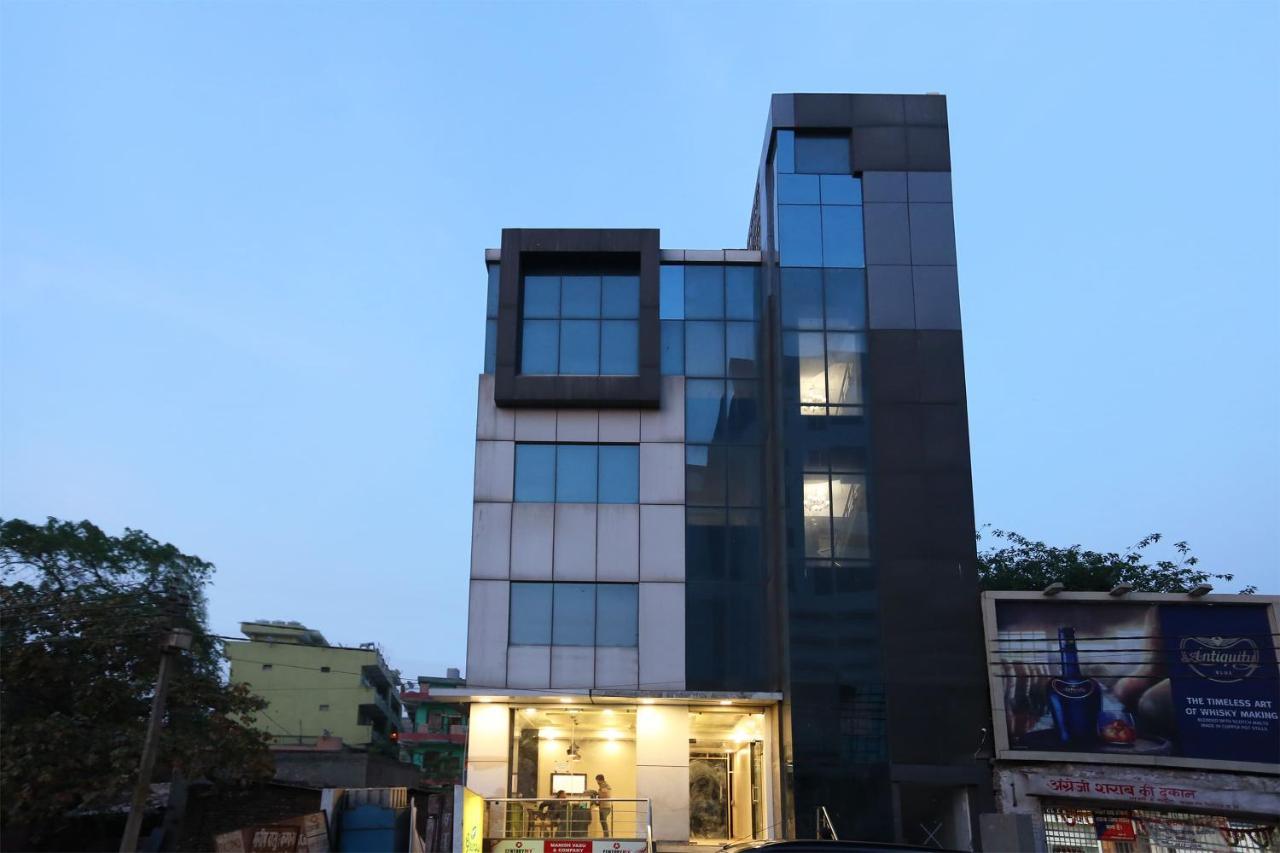 Capital O 12807 Amaira Hotel And Banquets 诺伊达 外观 照片