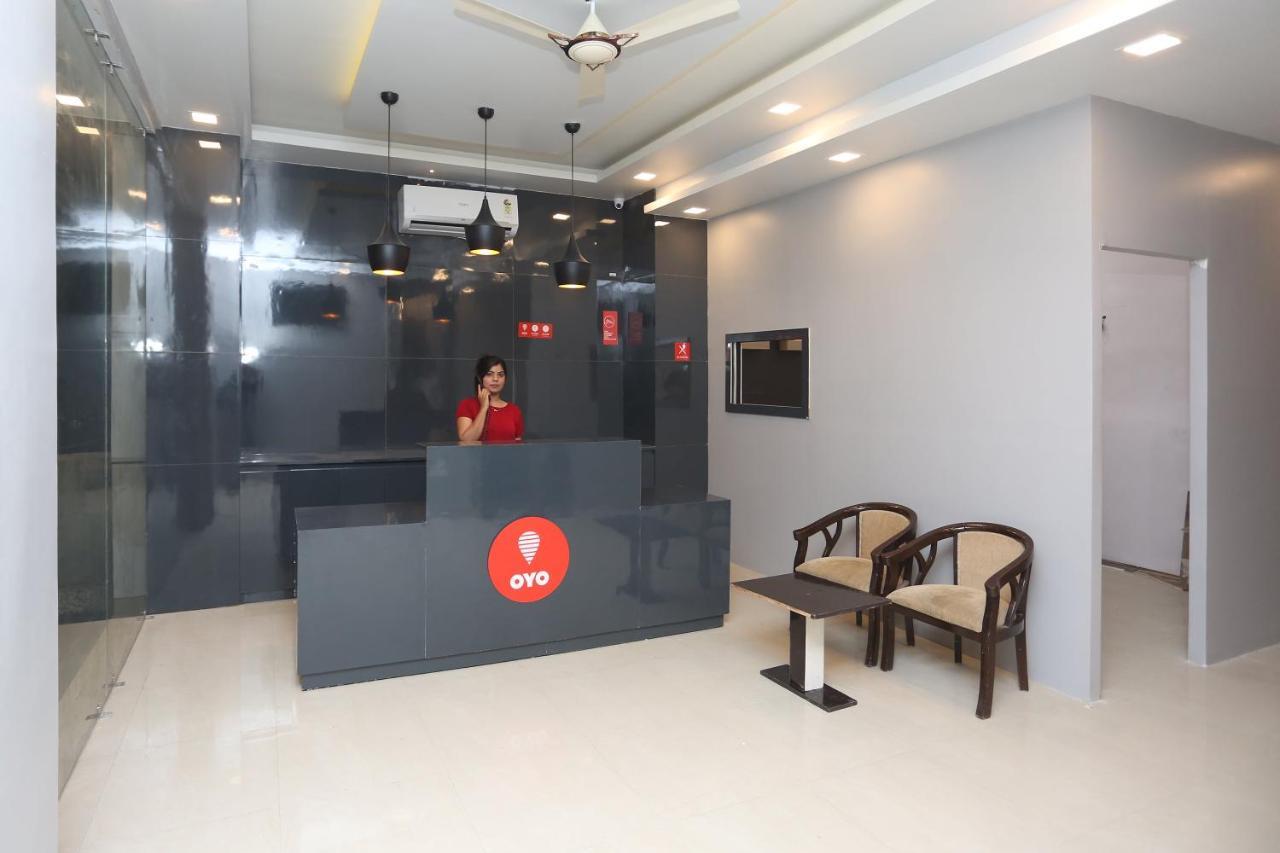 Capital O 12807 Amaira Hotel And Banquets 诺伊达 外观 照片