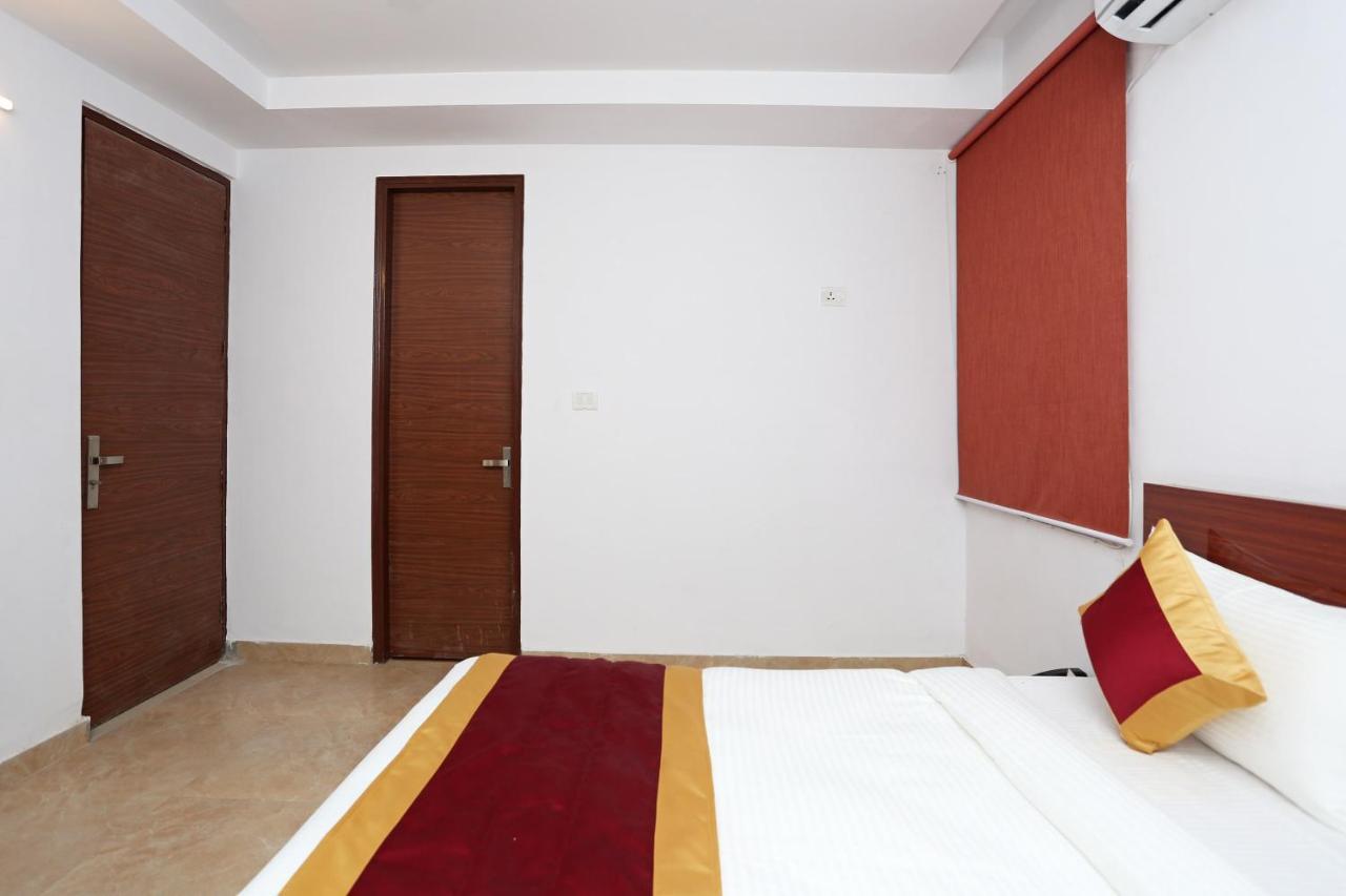 Capital O 12807 Amaira Hotel And Banquets 诺伊达 外观 照片