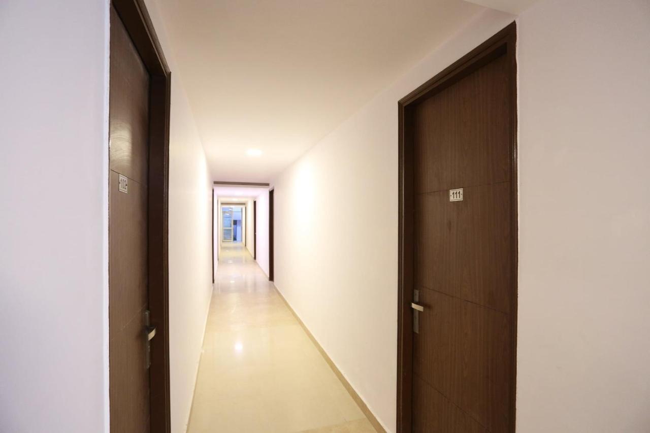 Capital O 12807 Amaira Hotel And Banquets 诺伊达 外观 照片