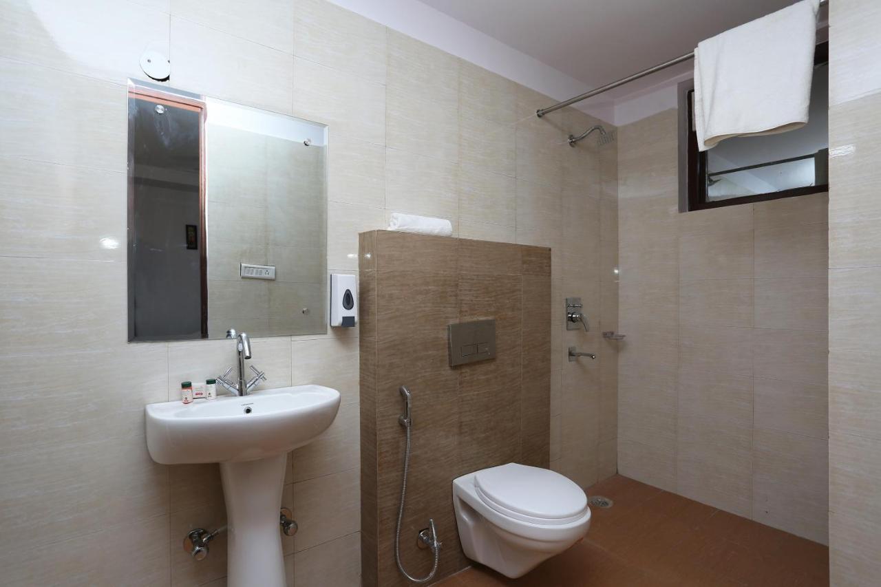 Capital O 12807 Amaira Hotel And Banquets 诺伊达 外观 照片